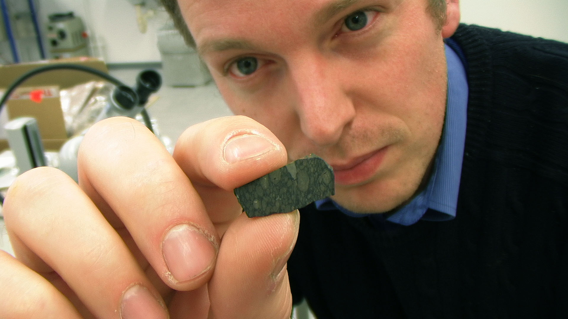 Dr. Andreas Pack bei der Untersuchung eines Meteoriten.